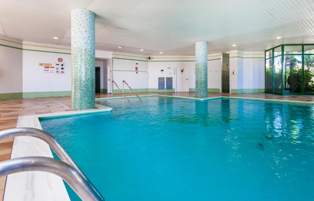 The swimming pool at or close to Globales Nova