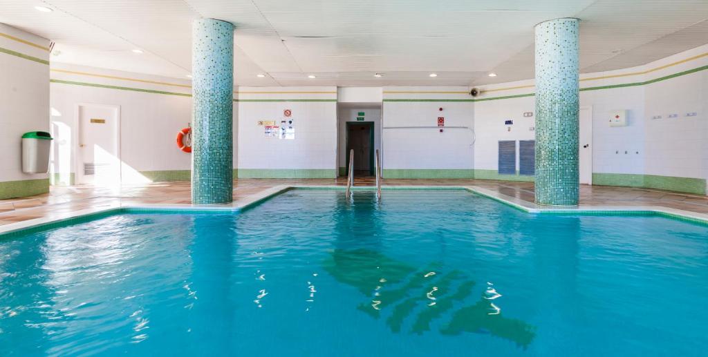 The swimming pool at or close to Globales Nova