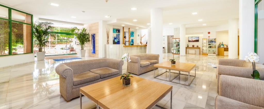 A seating area at Globales Nova