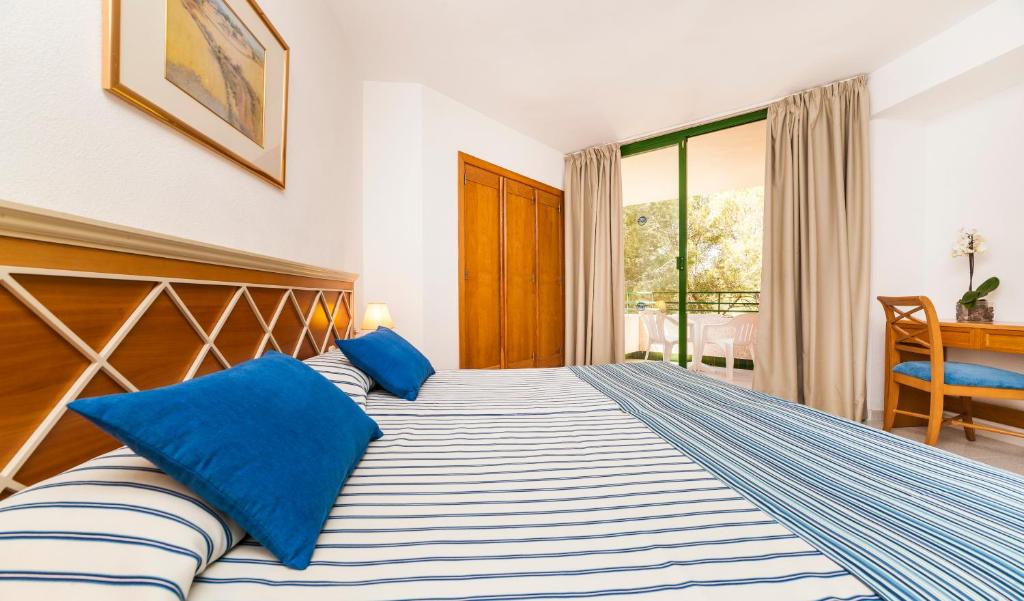 A bed or beds in a room at Globales Nova