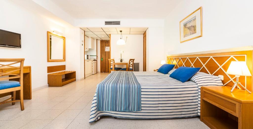 A bed or beds in a room at Globales Nova