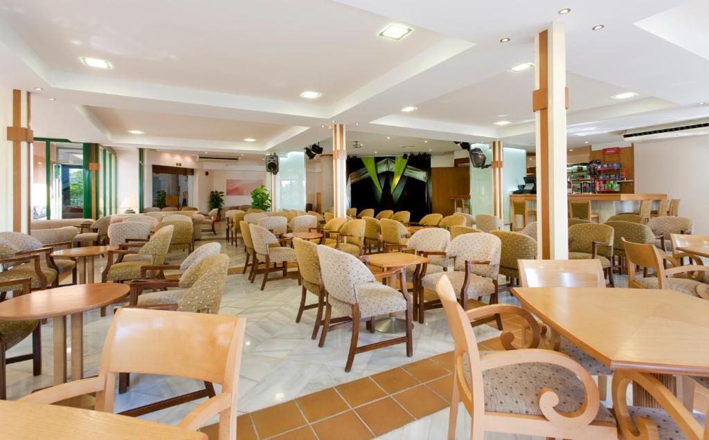 A restaurant or other place to eat at Globales Nova