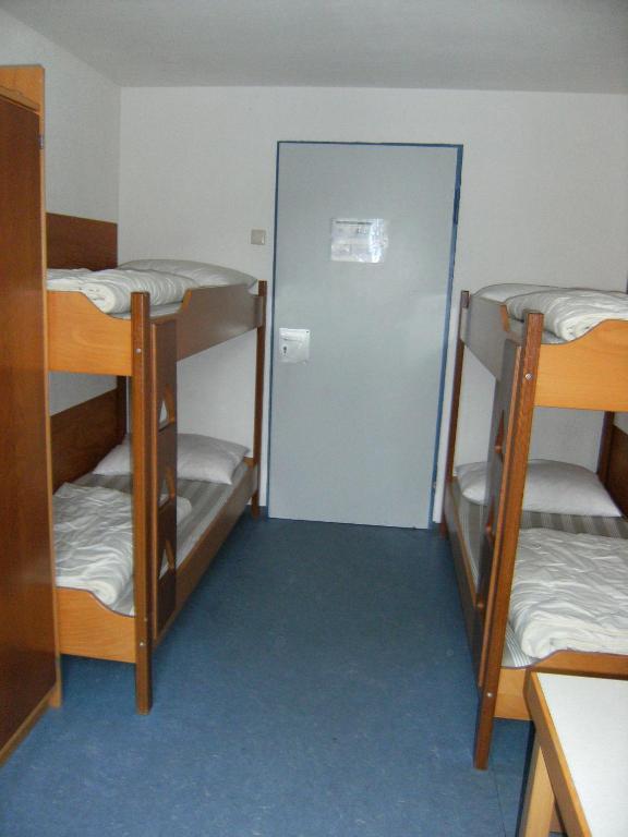 Postel nebo postele na pokoji v ubytování Jugendherberge Karlsruhe