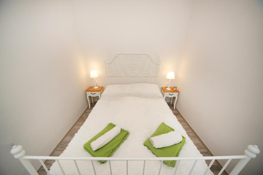 A bed or beds in a room at Öreg Malom Apartmanház