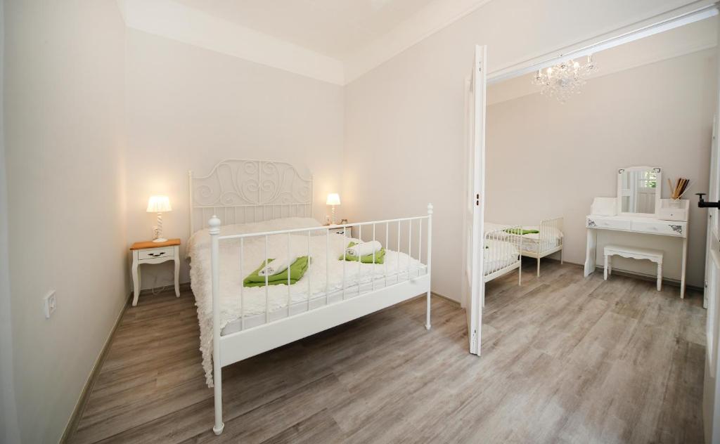 A bed or beds in a room at Öreg Malom Apartmanház