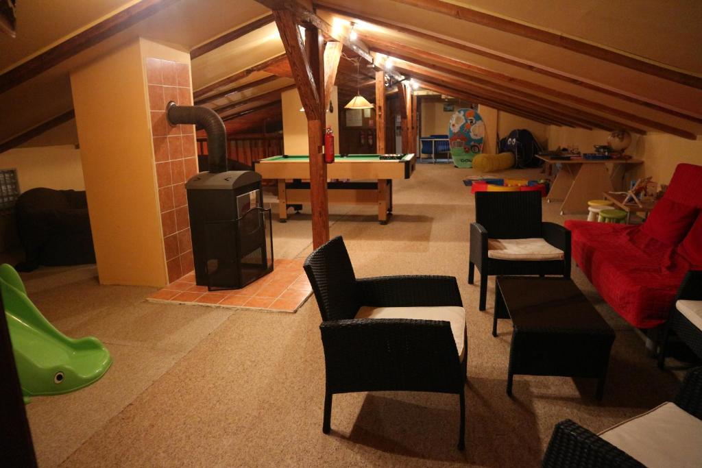 ein Wohnzimmer mit einem Sofa und einem Billardtisch in der Unterkunft Apartmány Lestarka in Kořenov