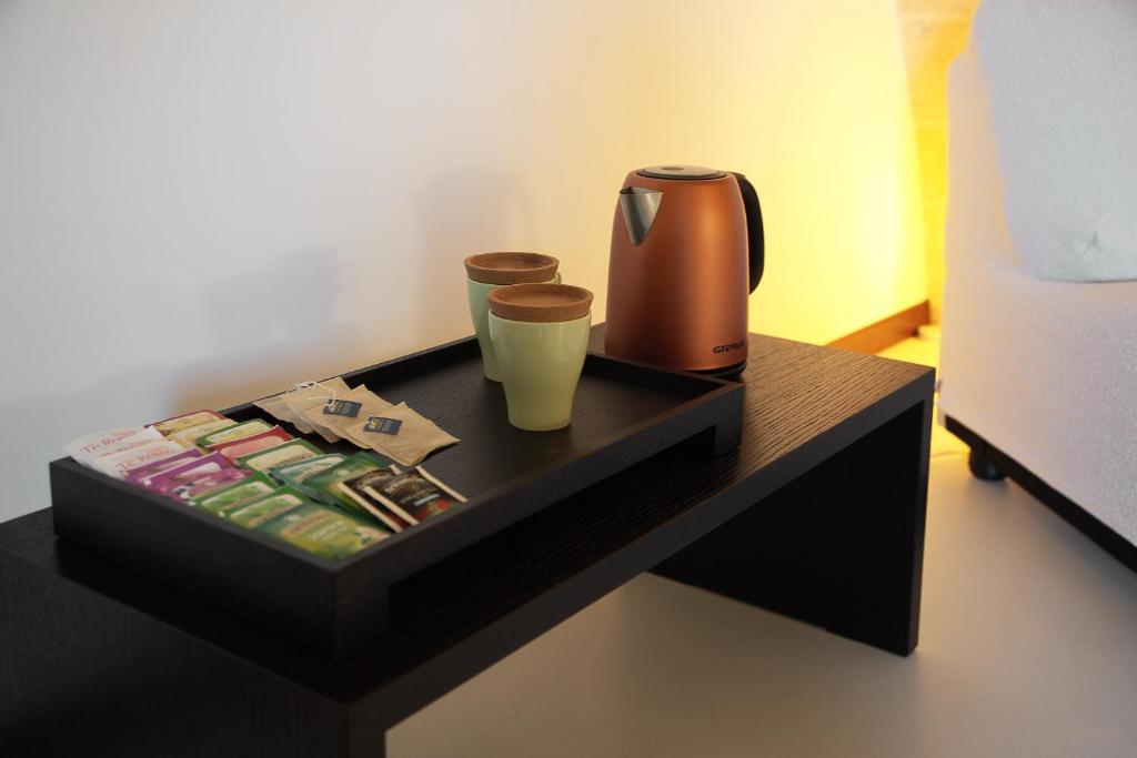 Příslušenství pro přípravu čaje a kávy v ubytování Antica Civita Luxury Room