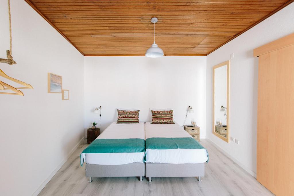 Postel nebo postele na pokoji v ubytování Zulla Nazaré`s Surf Village