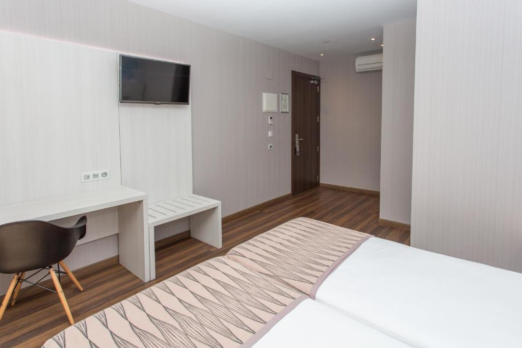 Televízia a/alebo spoločenská miestnosť v ubytovaní Hostal Operaramblas