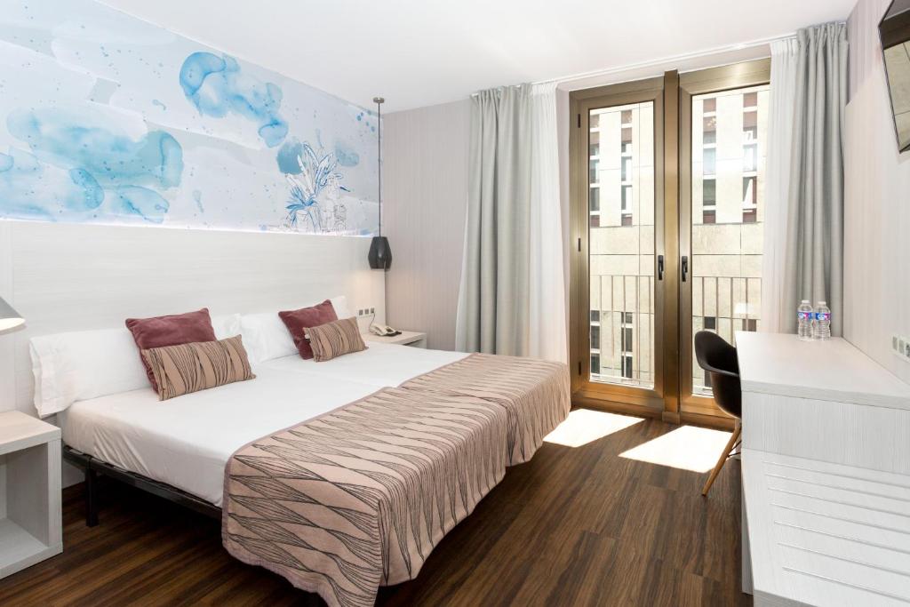 Posteľ alebo postele v izbe v ubytovaní Hostal Operaramblas