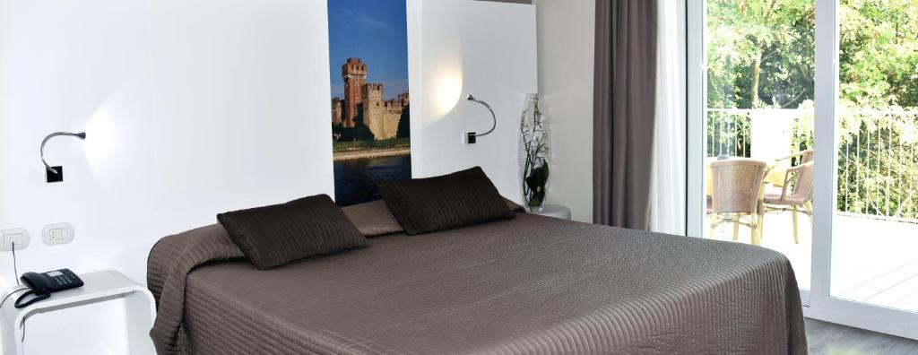 Een bed of bedden in een kamer bij Hotel Giulietta Romeo
