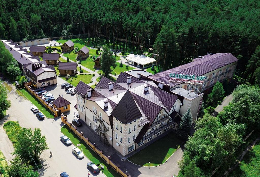 einen Blick über ein großes Gebäude mit einem Parkplatz in der Unterkunft Hotel Complex Sosnoviy Bor in Iwanowo