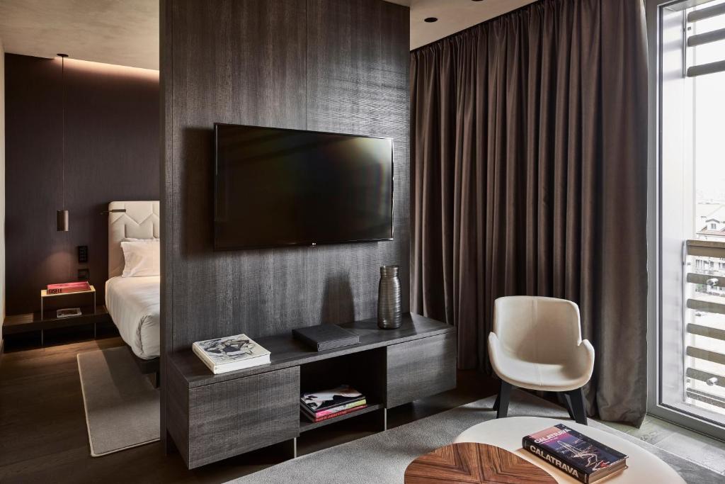 TV a/nebo společenská místnost v ubytování Hotel VIU Milan, a Member of Design Hotels