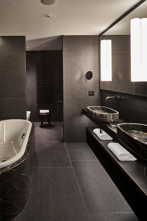 Koupelna v ubytování Hotel VIU Milan, a Member of Design Hotels
