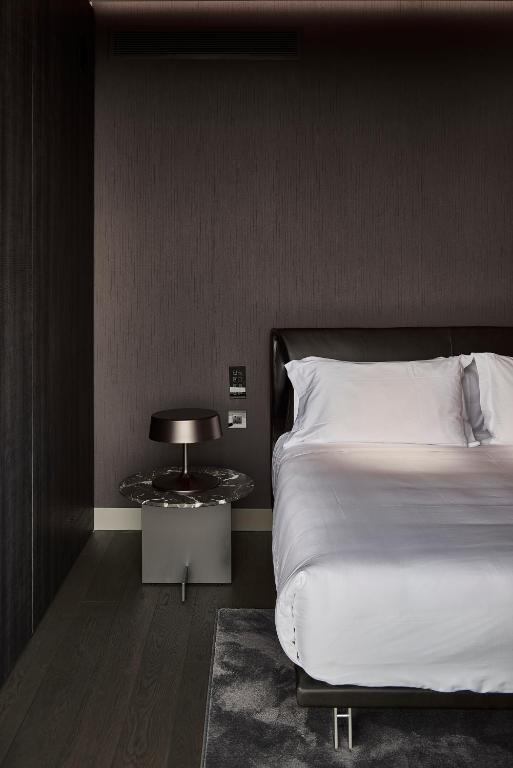 Postel nebo postele na pokoji v ubytování Hotel VIU Milan, a Member of Design Hotels