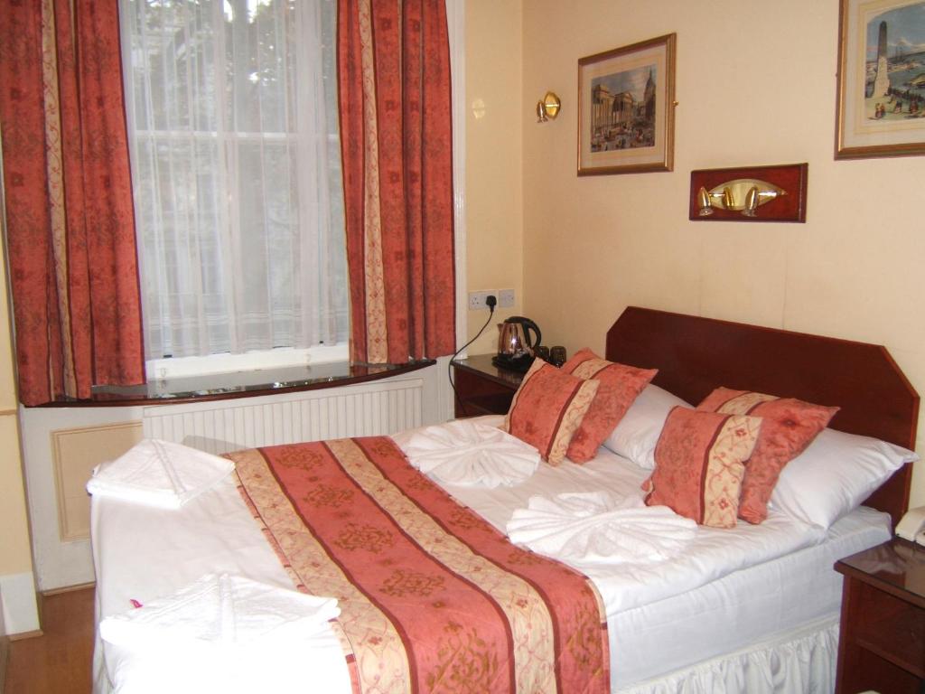Postel nebo postele na pokoji v ubytování Shakespeare Hotel