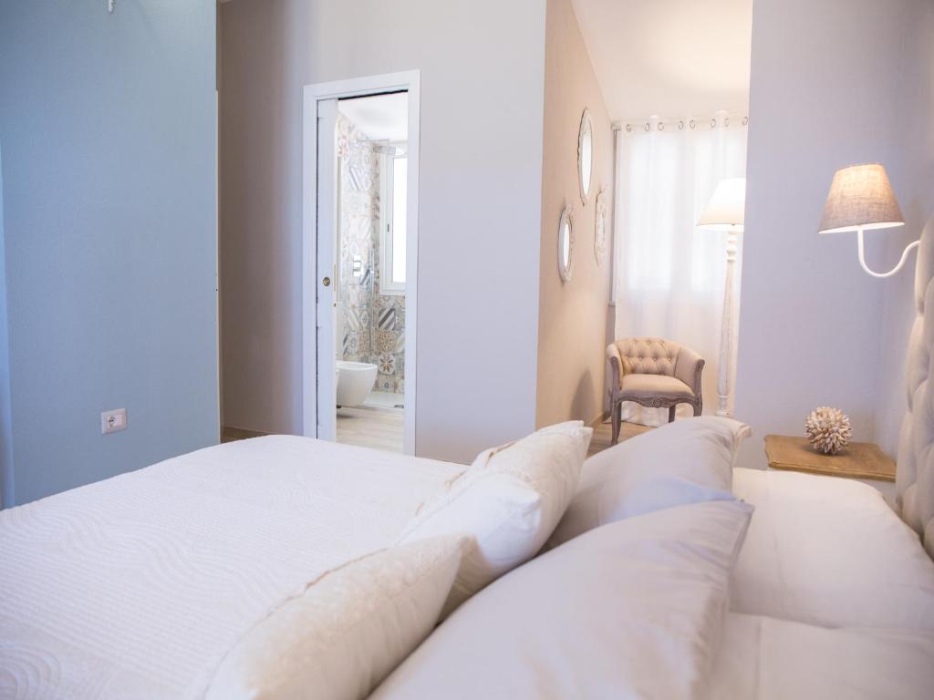 Postel nebo postele na pokoji v ubytování Le Saline Suites