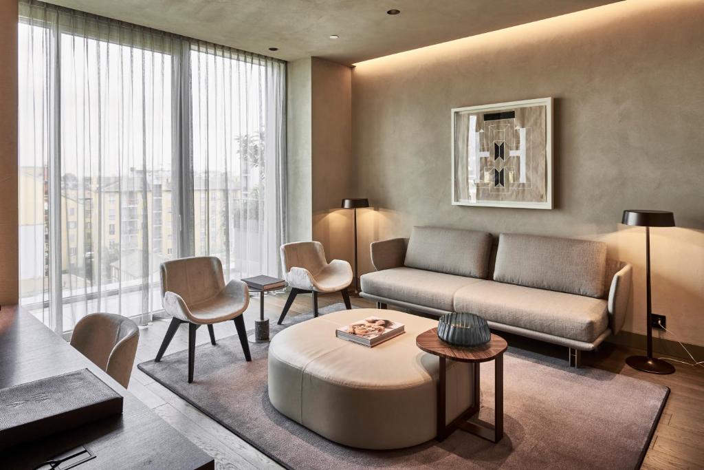 Posezení v ubytování Hotel VIU Milan, a Member of Design Hotels
