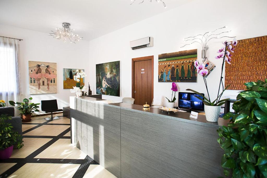 biuro z recepcją i roślinami w obiekcie Verona Class ApartHotel "Residenze del Cuore" w Weronie