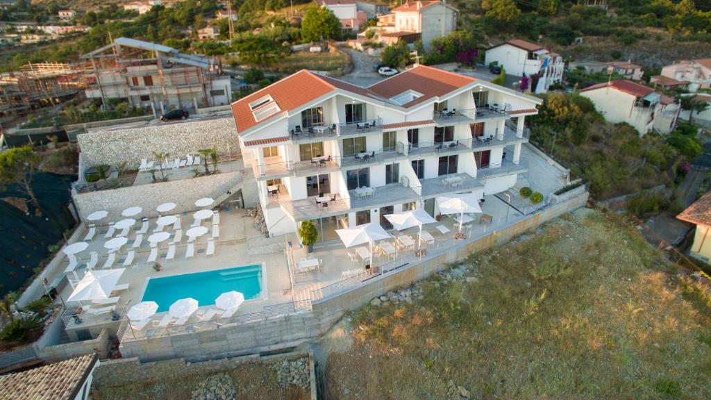  Elle offre une vue aérienne sur un hôtel doté d'une piscine. dans l'établissement Santo Stefano Club, à Praia a Mare