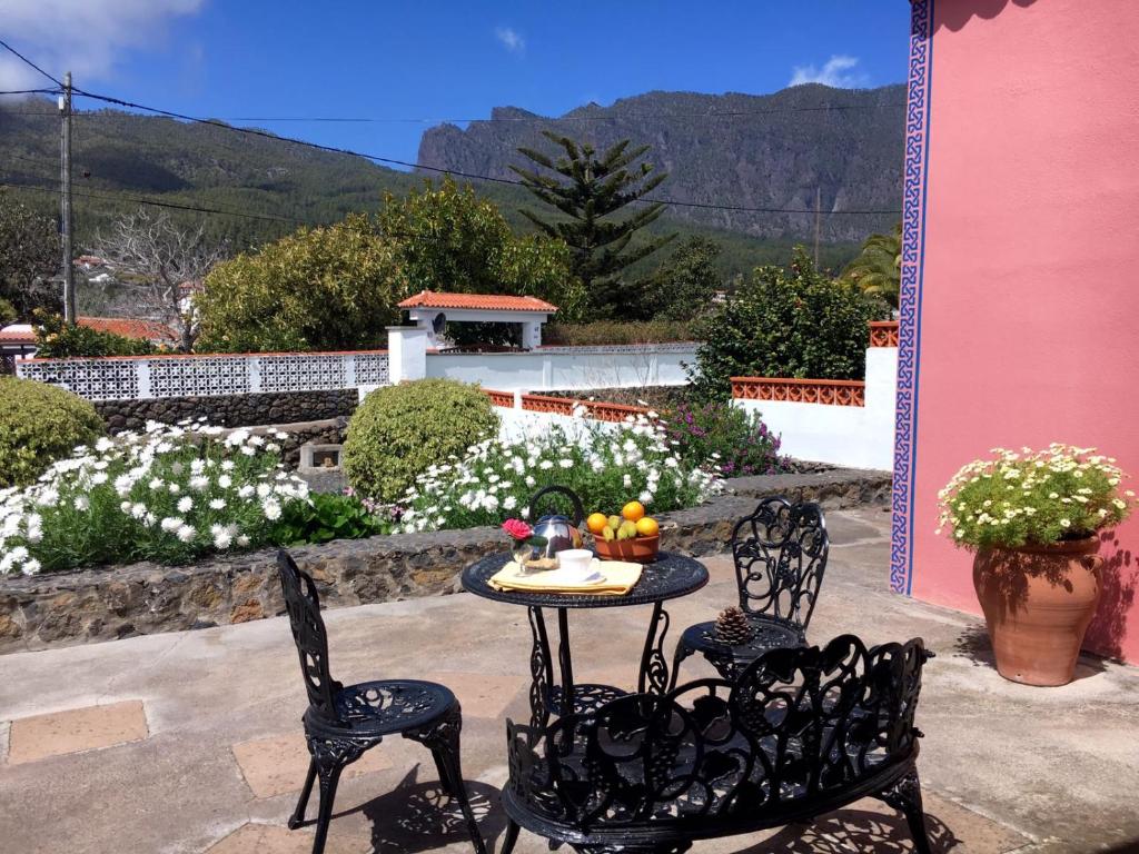 una mesa y sillas en un patio con flores en Casa Gusber I, en El Paso
