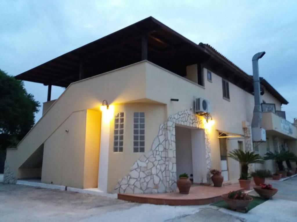 een groot wit huis met verlichting bij Il Piccolo Nido in Borgo Montenero