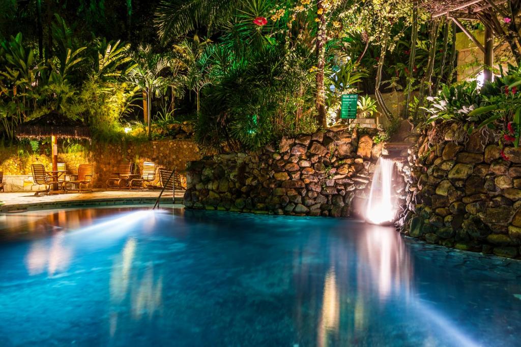 una piscina con cascada en un complejo en Hotel Parque Das Primaveras, en Caldas Novas