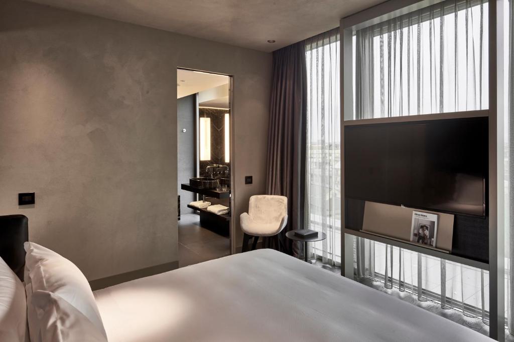 TV a/nebo společenská místnost v ubytování Hotel VIU Milan, a Member of Design Hotels
