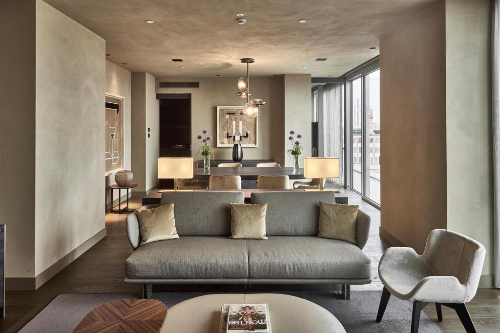 Posezení v ubytování Hotel VIU Milan, a Member of Design Hotels