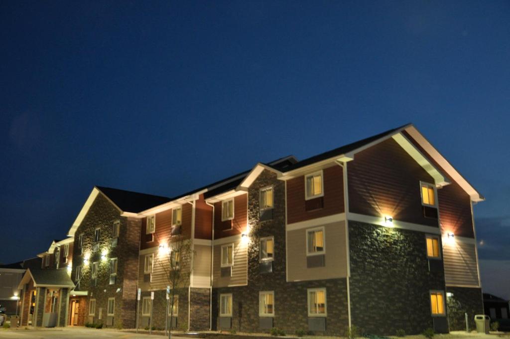 a large apartment building at night at Welcome Suites - Minot, ND in Minot
