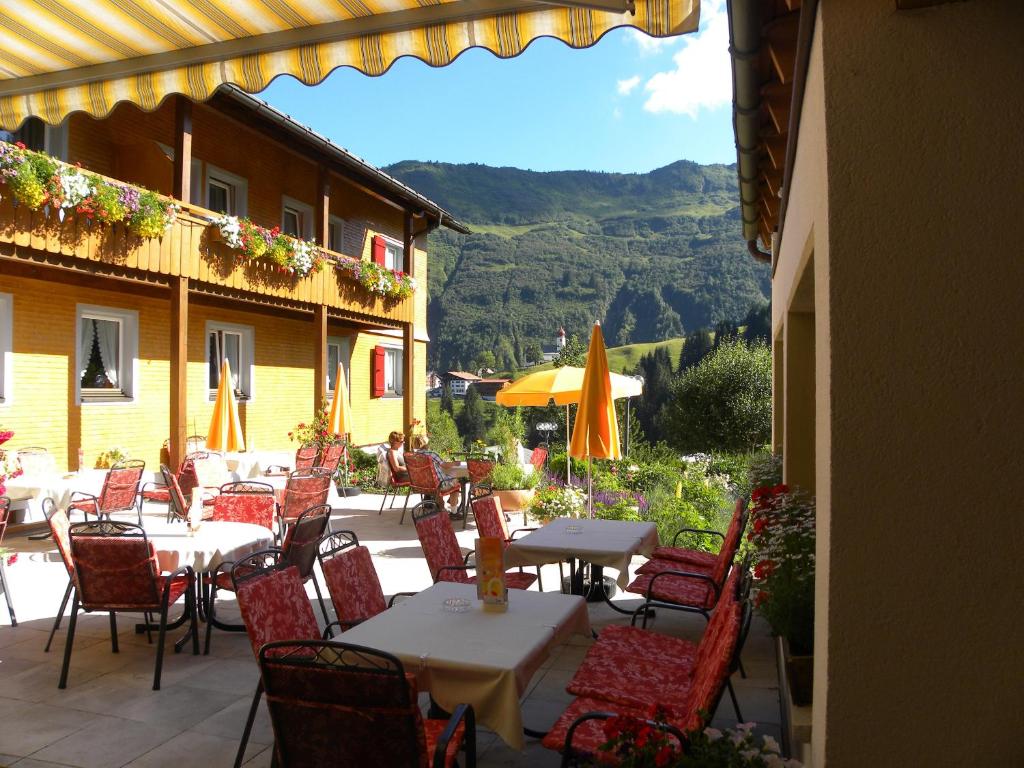 Nespecifikovaný výhled na hory nebo výhled na hory při pohledu z hotelu