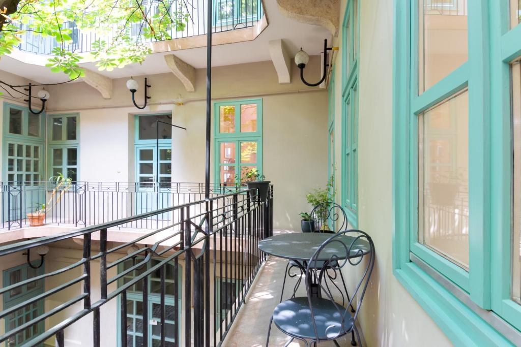 A balcony or terrace at Chestnut & Eliza Suites - Superior Homes Downtown