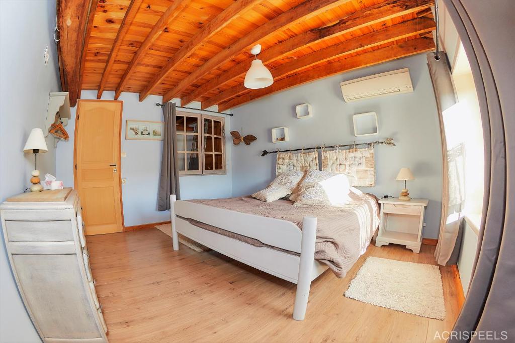 una camera con letto e specchio di Bulles et Natures B&B a Hergnies