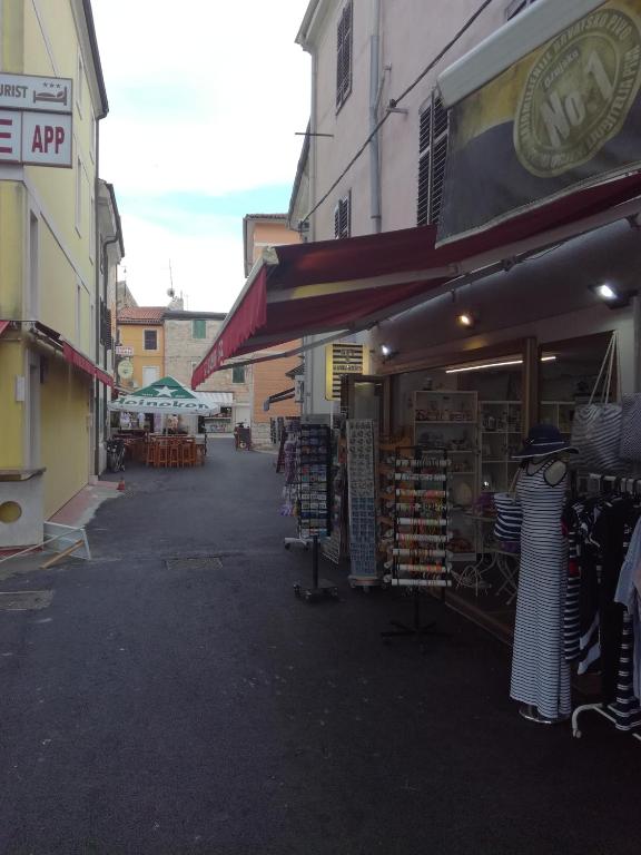 Supermarket nebo jiné obchody v  penzionu nebo okolí