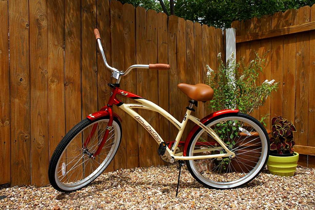 オースティンにあるTiny Houseの柵の横に停められた赤い自転車