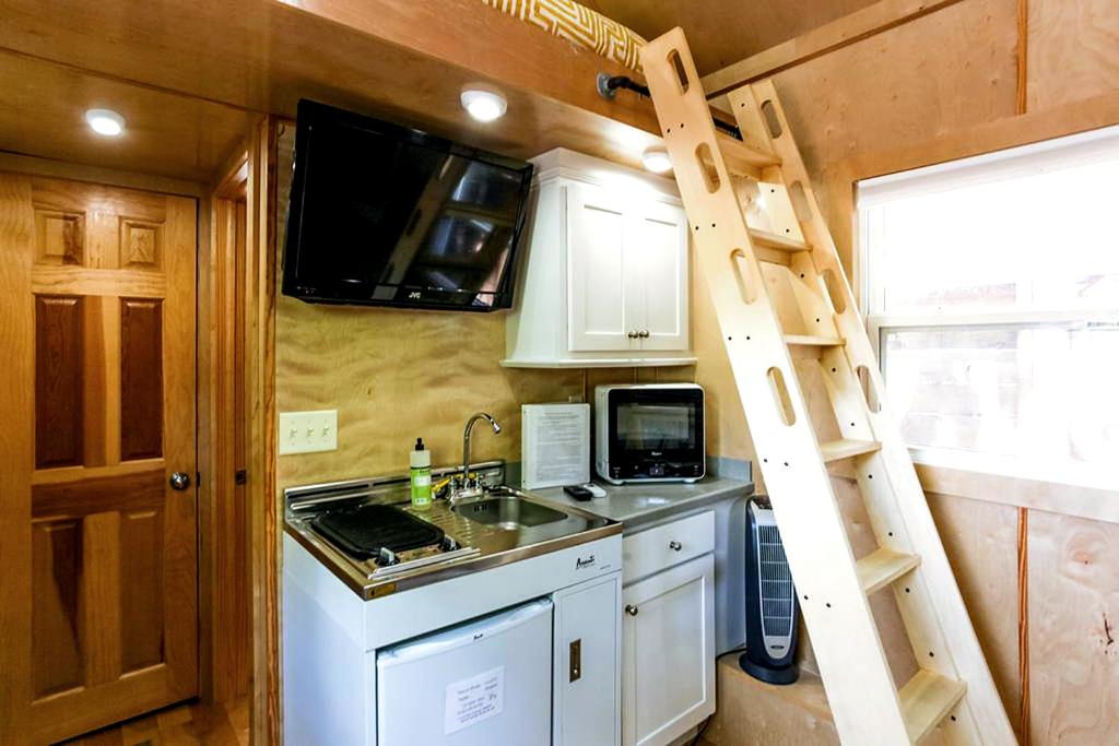 オースティンにあるTiny Houseの小さな家の中のハシゴ付きキッチン