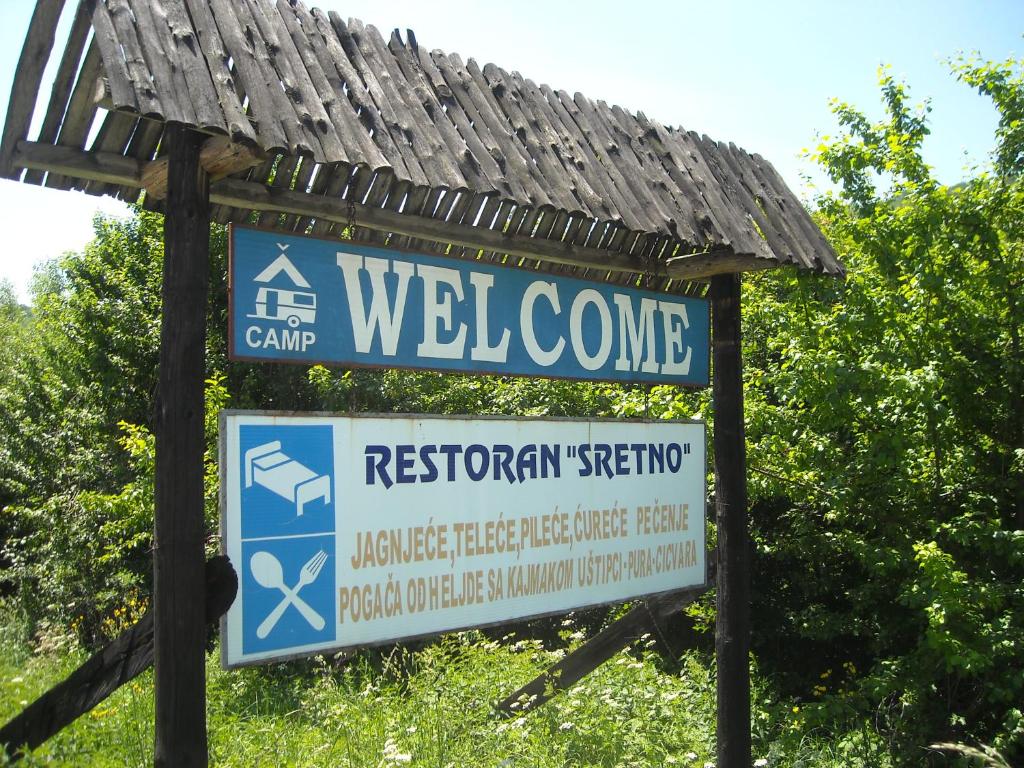 una señal de bienvenida para un baño en Motel Sretno Good Luck, en Trnovo