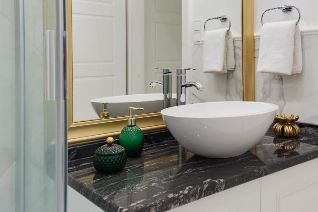 A bathroom at Chestnut & Eliza Suites - Superior Homes Downtown
