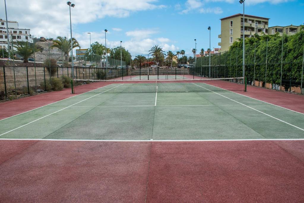Tenis alebo squash v ubytovaní Apartamentos Orlando Costa Adeje alebo jeho okolí