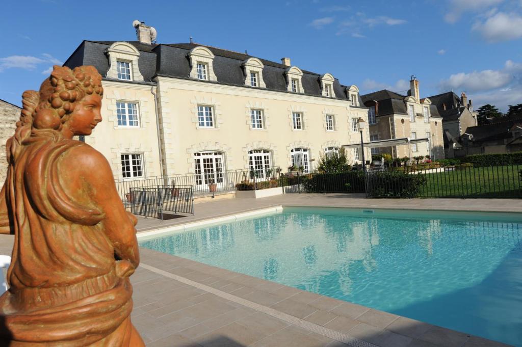モントルイユ・ベレにあるHotel Spa Le Relais Du Bellayのスイミングプール前に立つ女像