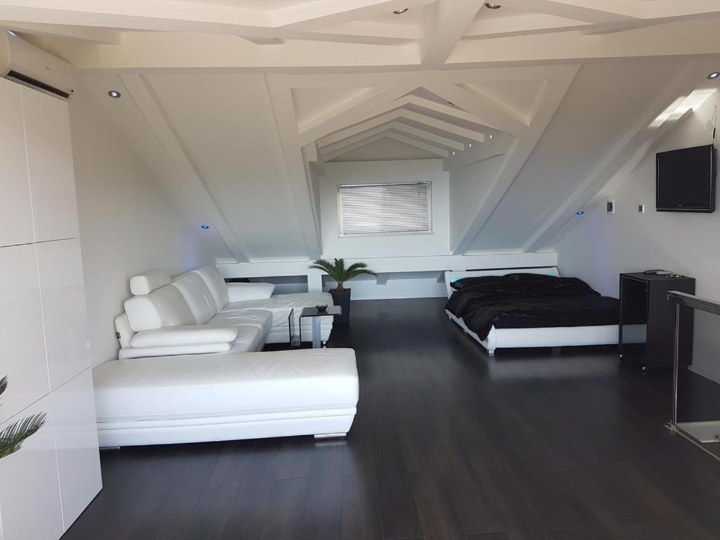 Penthouse Jacuzzi & Pool Luxury Apartments - 8