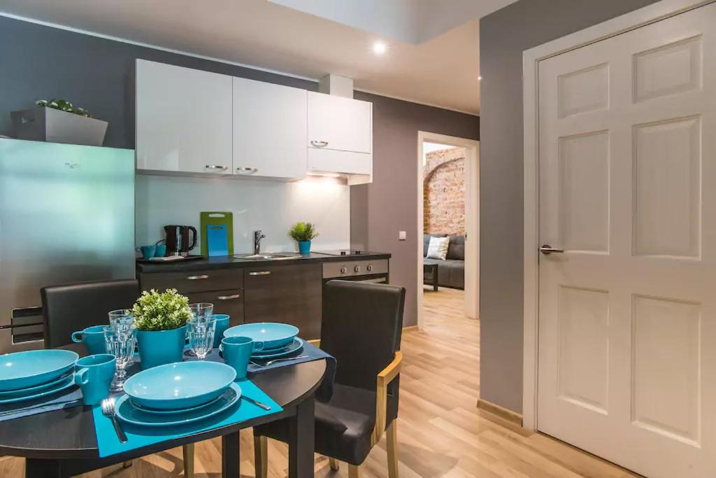 Colonel Suites & Apartments - Deluxe One-Bedroom Apartment
