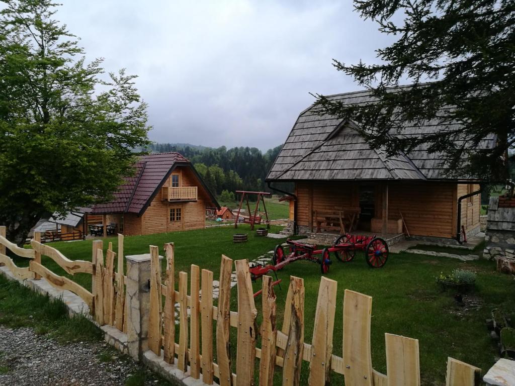 una valla de madera frente a una cabaña de madera en Brvnare Sekulic en Sekulić 