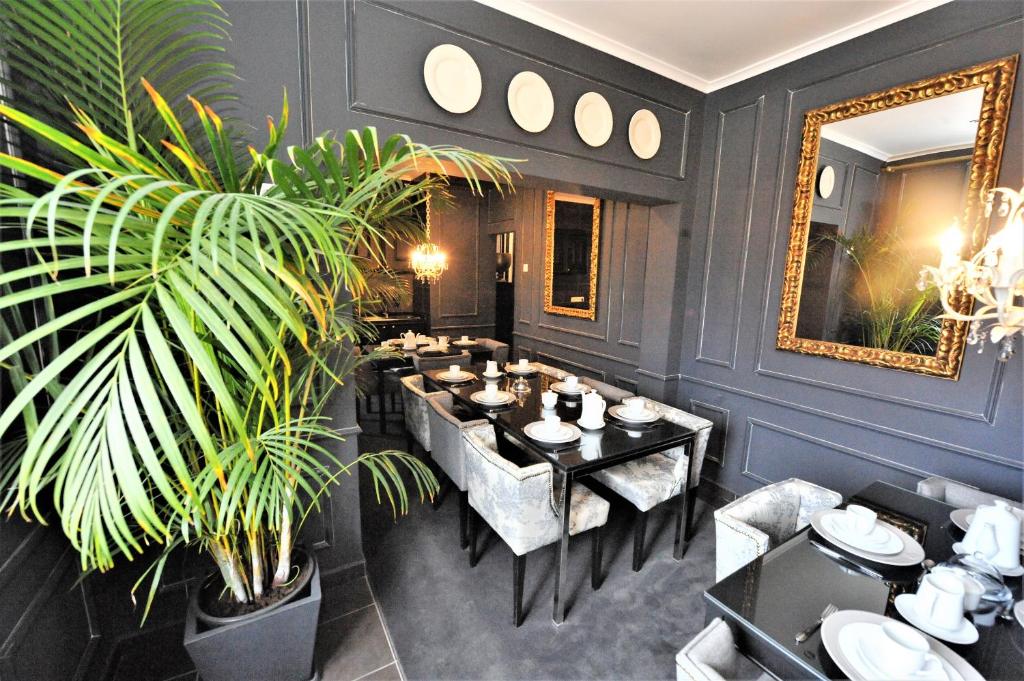 un restaurante con mesas y una planta en una habitación en Angra Bed & Breakfast en Angra do Heroísmo