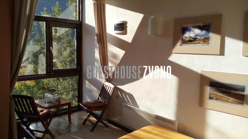 Pokój z oknem, stołem i krzesłami w obiekcie Guesthouse Zvono w mieście Plužine