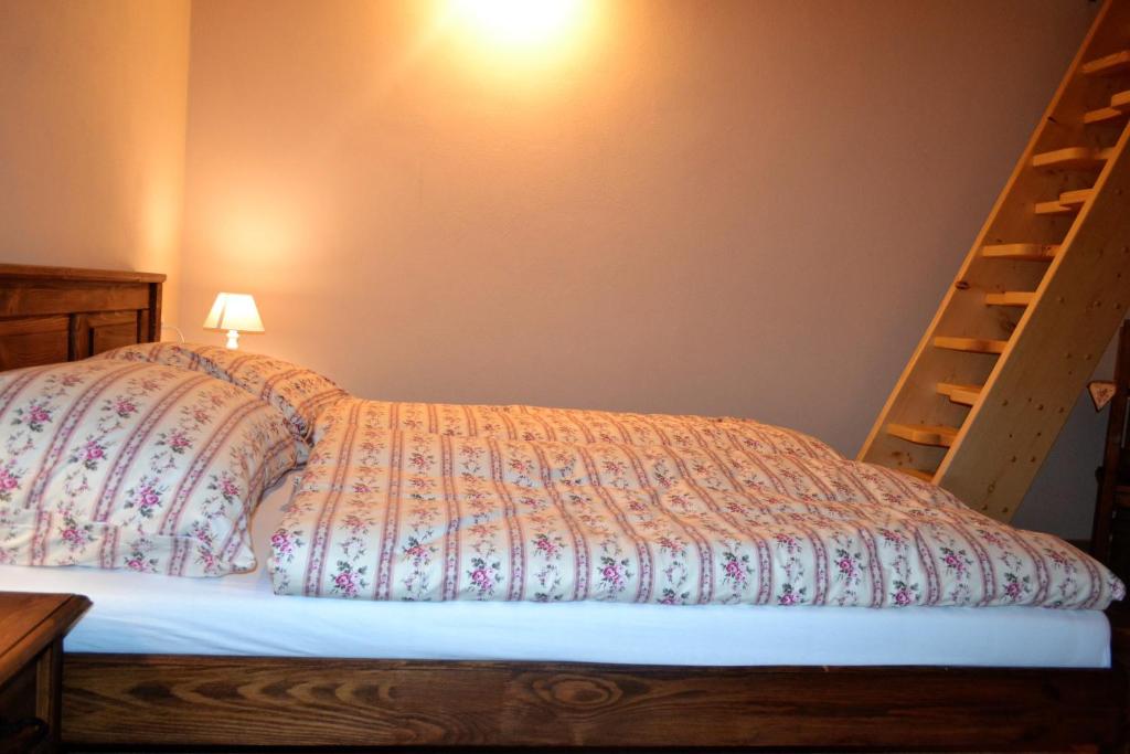 A bed or beds in a room at Penzión Thamasy
