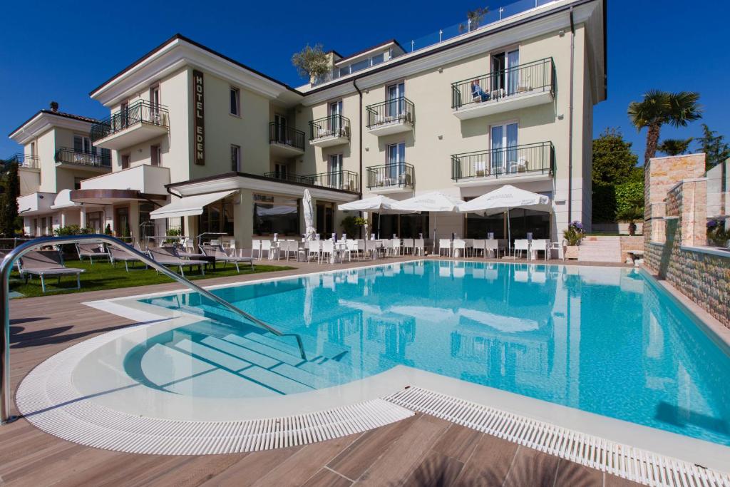 Bazén v ubytování Hotel Eden Garda nebo v jeho okolí
