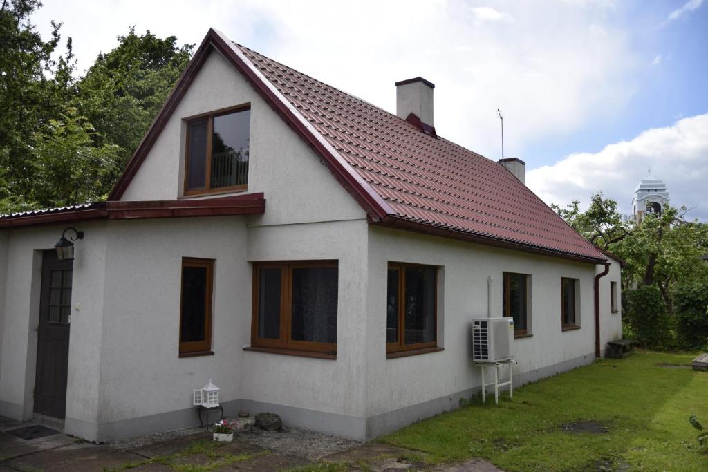 una casa blanca con techo rojo en Esplanaadi Villa, en Pärnu