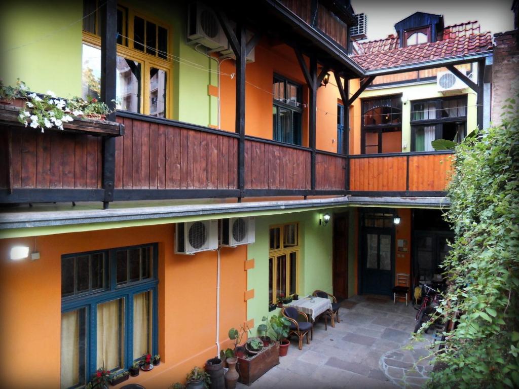 Guest Accommodation Etno Konak Tašana في نيشْ: اطلالة خارجية على مبنى مع فناء