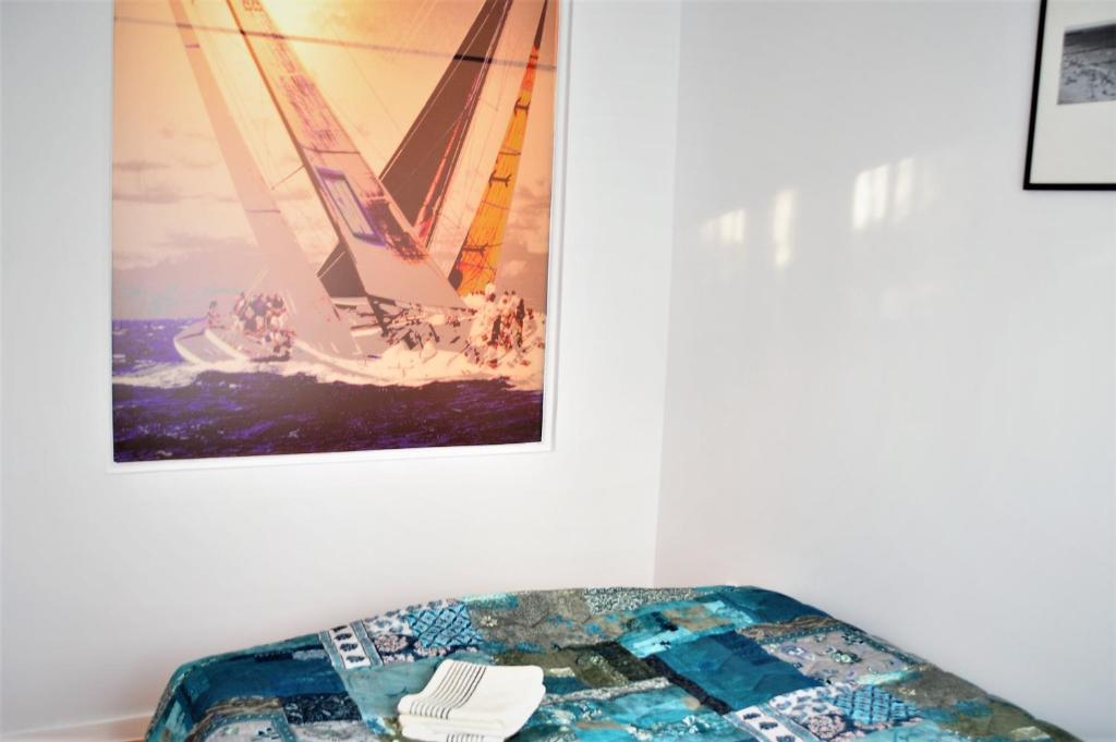 una mesa en una habitación con una foto de un barco en Mieszkanie Grunwaldzka, en Ustka